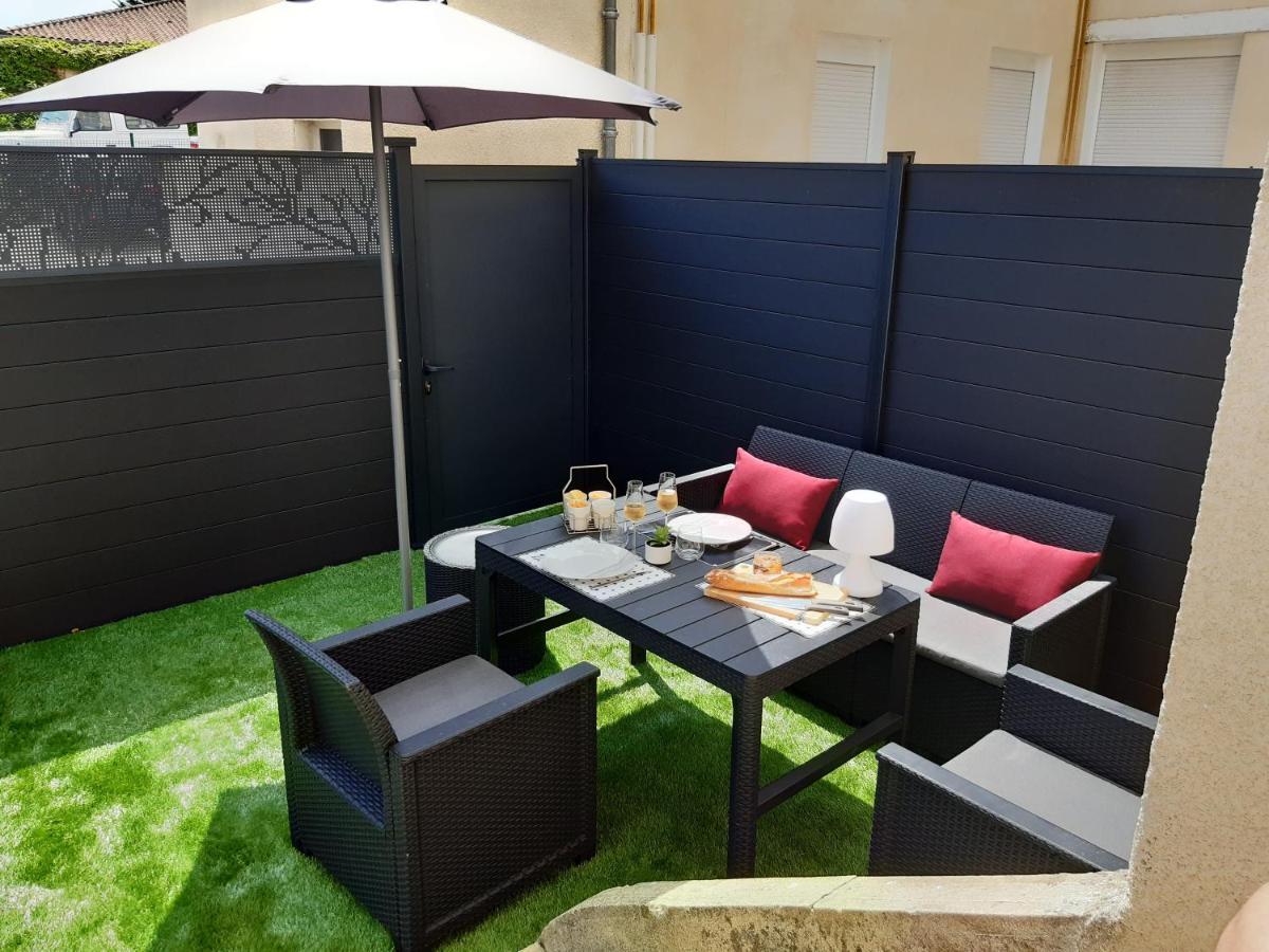 Appartement Renove Le New-York En Centre Ville - Terrasse Et Parking - Non Climatise La Roche-Chalais Kültér fotó