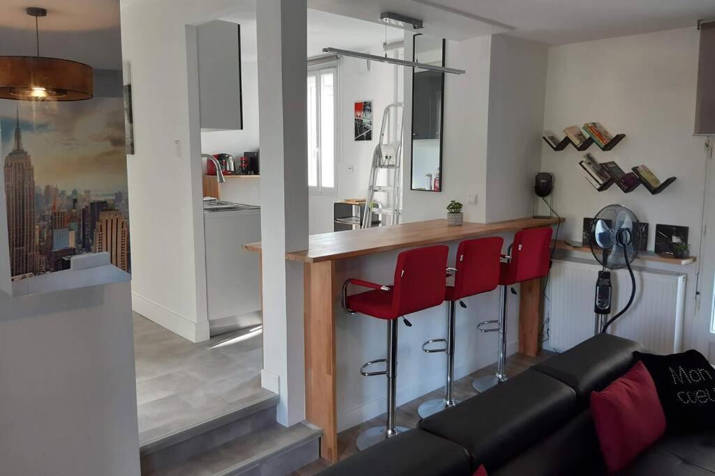 Appartement Renove Le New-York En Centre Ville - Terrasse Et Parking - Non Climatise La Roche-Chalais Kültér fotó