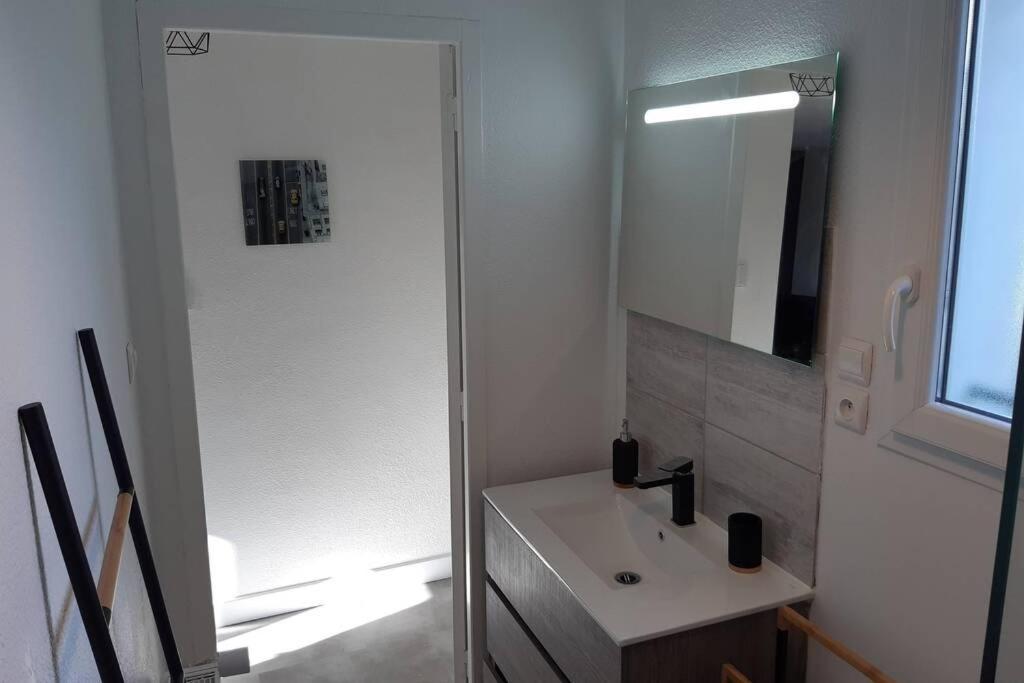 Appartement Renove Le New-York En Centre Ville - Terrasse Et Parking - Non Climatise La Roche-Chalais Kültér fotó