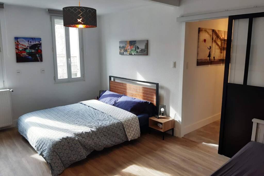 Appartement Renove Le New-York En Centre Ville - Terrasse Et Parking - Non Climatise La Roche-Chalais Kültér fotó