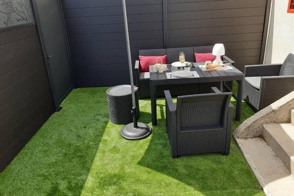 Appartement Renove Le New-York En Centre Ville - Terrasse Et Parking - Non Climatise La Roche-Chalais Kültér fotó