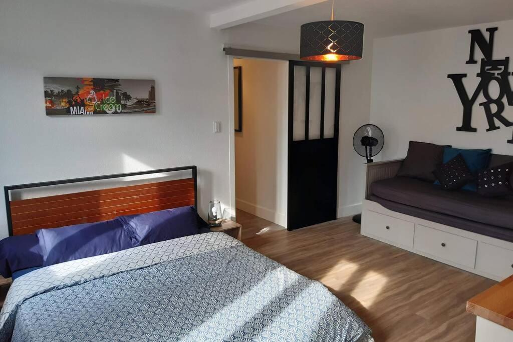 Appartement Renove Le New-York En Centre Ville - Terrasse Et Parking - Non Climatise La Roche-Chalais Kültér fotó