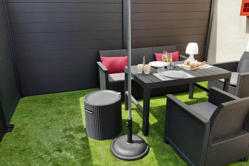 Appartement Renove Le New-York En Centre Ville - Terrasse Et Parking - Non Climatise La Roche-Chalais Kültér fotó