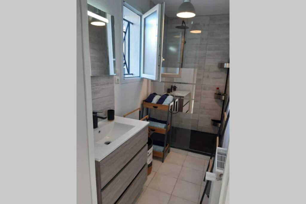 Appartement Renove Le New-York En Centre Ville - Terrasse Et Parking - Non Climatise La Roche-Chalais Kültér fotó