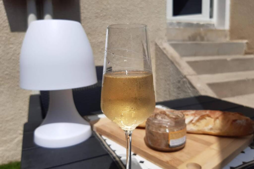Appartement Renove Le New-York En Centre Ville - Terrasse Et Parking - Non Climatise La Roche-Chalais Kültér fotó